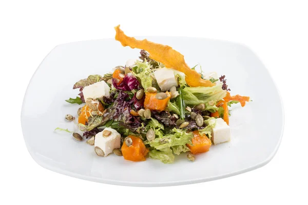 Салат с тыквой и фета на белом фоне. Вегетарианец — стоковое фото