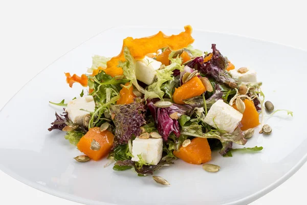 Insalata con zucca e feta su sfondo bianco. Vegetariano — Foto Stock