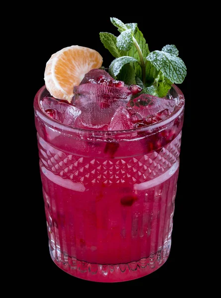 Karanlık bir arka planda orijinal kokteyller.