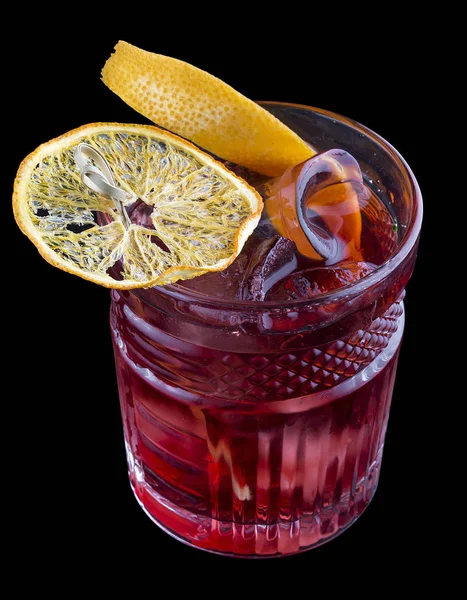 Karanlık bir arka planda orijinal kokteyller.