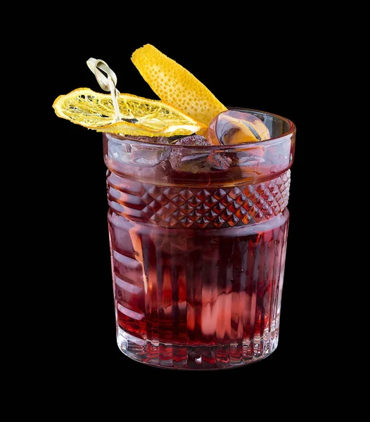 Karanlık bir arka planda orijinal kokteyller.