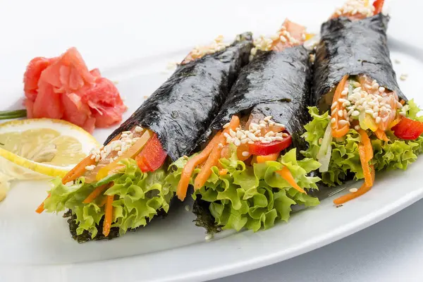 Beyaz arka planda somon ve sebze ile Temaki. Bir dolgu ile nori rulo