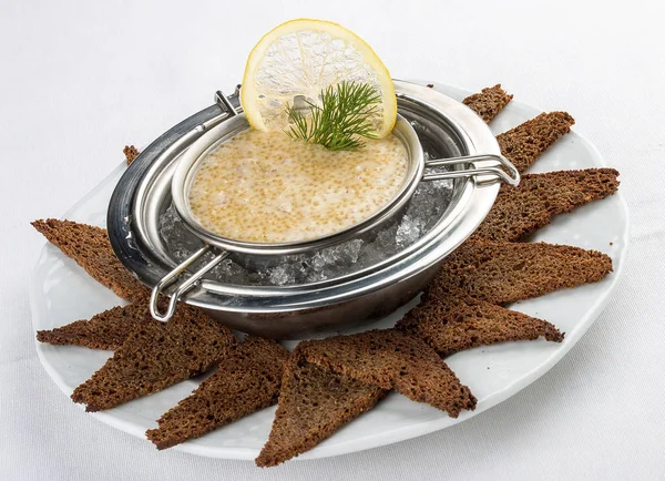 Caviar de lucio sobre hielo con tostadas. Sobre fondo blanco —  Fotos de Stock