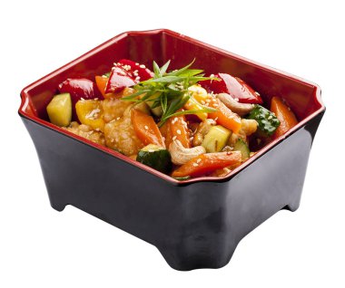 Kung Pao Tavuğu. Tavuk parçaları ve sebze tatlı ve ekşi sos kızartılmış. Beyaz arka plandaki kara kutuda