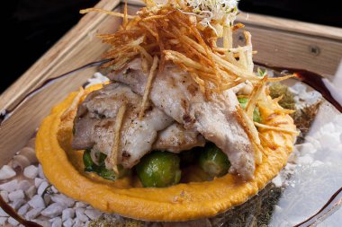 Havuç püresi ve brokolili pisi balığı filetosu