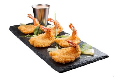 Kaplan karidesleri meyilli. Beyaz arka plan üzerinde baharatlı sos ile Ebi tempura