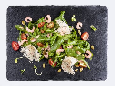 Arugula salatası ve Parmesan ile mini karides