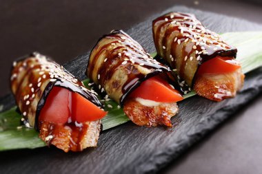 Kırmızı balığı ile doldurulmuş patlıcan rulo