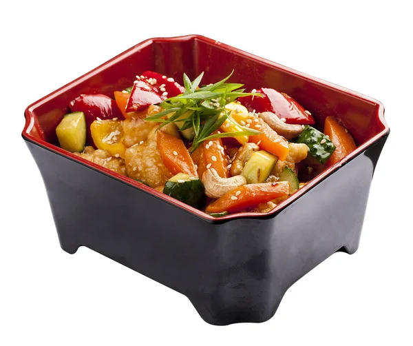 Kung Pao Tavuğu. Tavuk parçaları ve sebze tatlı ve ekşi sos kızartılmış. Beyaz arka plandaki kara kutuda
