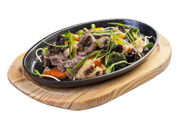 Dana eti, çin mantarı ve sebze ile sıcak kızartma tavası.