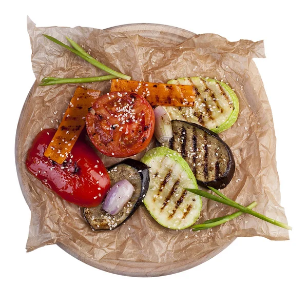 Parşömende ızgara sebzeler. Beyaz arka planda