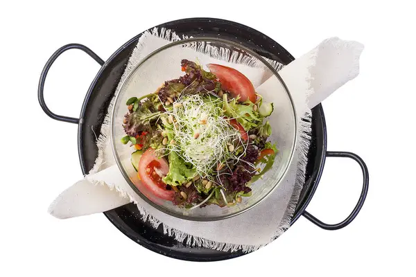 Salada de legumes frescos com brotos de soja. No fundo branco — Fotografia de Stock