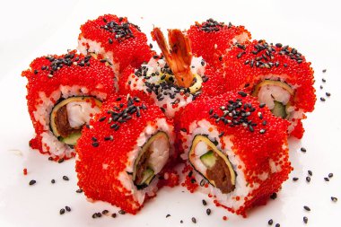 Karides ve kurutulmuş domatesli suşi, beyaz arka planda, tobiko havyarlı.