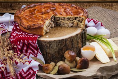 Et ve mantarlı Rus turtası. Geleneksel yemek.