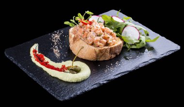 Avokado soslu somon tartı.