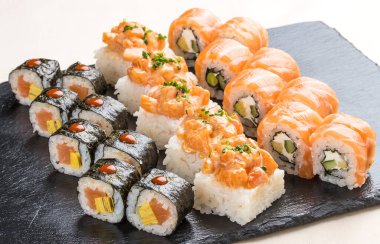 Suşi seramik tahtalarda. Beyaz arkaplanda