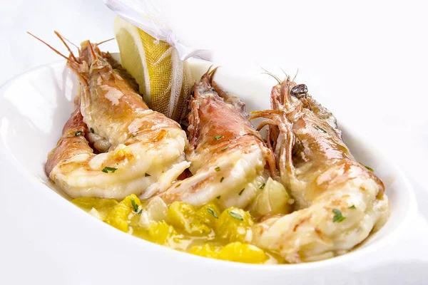 King prawns with wine sauce on white background — Stock Photo, Image
