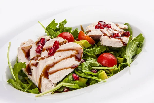 Ensalada de pollo con salsa de granada sobre fondo blanco — Foto de Stock