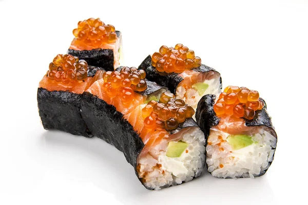 Rolo de sushi com salmão e caviar vermelho em nori no fundo branco — Fotografia de Stock