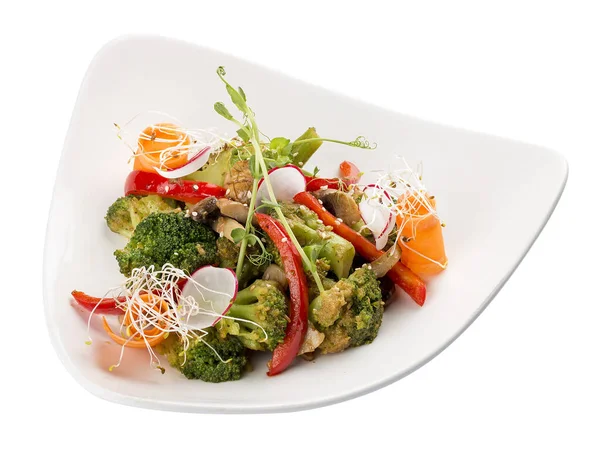 Insalata vegetale primaverile. Peperoni, carote, broccoli e ravanelli. Su sfondo bianco . — Foto Stock