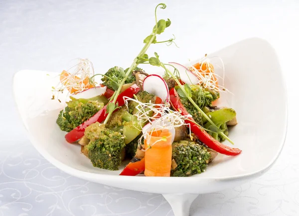 Jarní zeleninový salát. Papriky, mrkev, brokolice a ředkvičky. — Stock fotografie