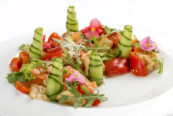 Ensalada de verduras brillantes con tofu y chips de arroz . —  Fotos de Stock