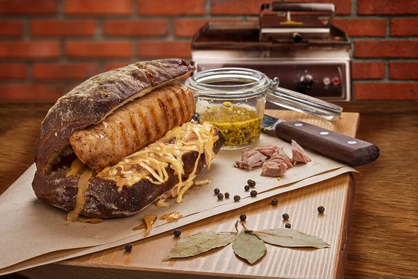 Salsicha de porco com chucrute em um pão de centeio — Fotografia de Stock