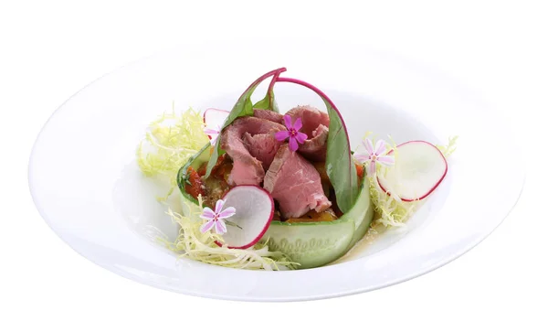 Sebzeli salata ve biftek. Beyaz arkaplanda. — Stok fotoğraf