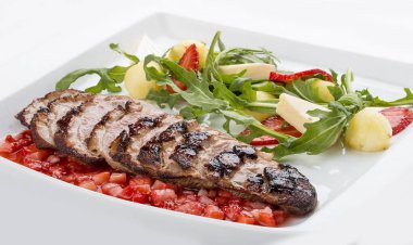 Beyaz arka planda roka ve çilek soslu ördek göğsü.