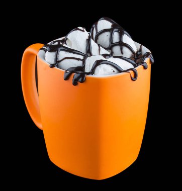 Kakaolu kakao ve koyu arkaplanda çikolata pekmezi.