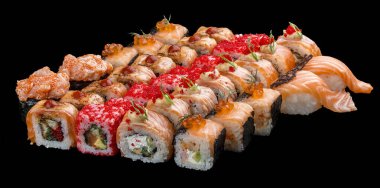 sushi set siyah arka plan üzerine rulo