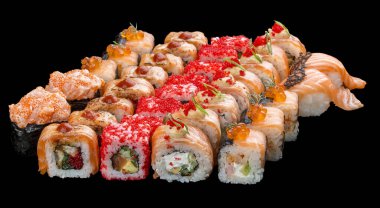 sushi set siyah arka plan üzerine rulo