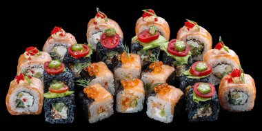 sushi set siyah arka plan üzerine rulo