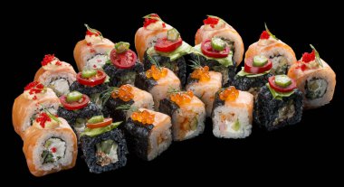 sushi set siyah arka plan üzerine rulo