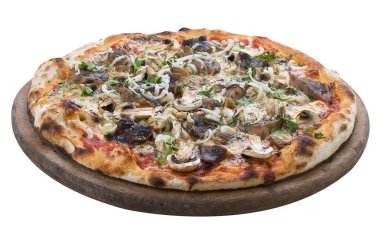 Tahtada mantarlı pizza. Beyaz arkaplanda.