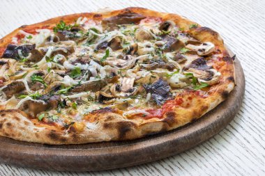 Tahtada mantarlı pizza. Beyaz arkaplanda.