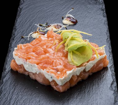 Siyah tahtada avokadolu somonlu Tatar.