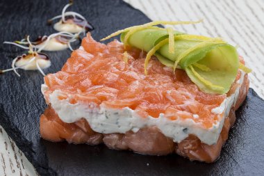 Siyah tahtada avokadolu somonlu Tatar.