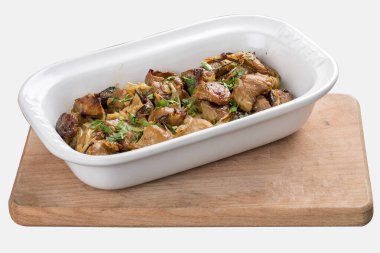 Seramik kasede pişmiş tavşan.