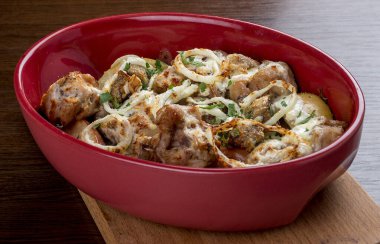 Ekşi kremalı tavşan, soğanlı ve seramik kaseli.