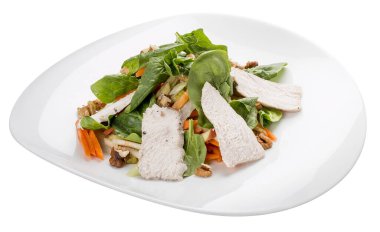 Haşlanmış tavuk ve sebzeli diyet salatası. Beyaz arkaplanda.