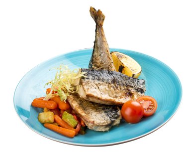 Pişmiş uskumru ve buğulanmış sebze..