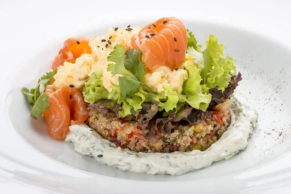 Míchaná vejce s lososem na záhonu quinoa. — Stock fotografie