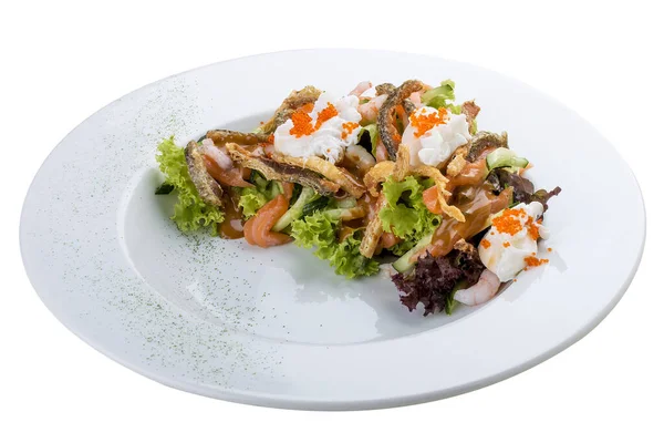Салат с угрем и лосось с яйцом. — стоковое фото
