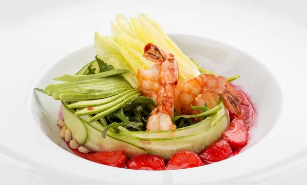 Ensalada con camarones, aguacate y fresas sobre fondo blanco —  Fotos de Stock