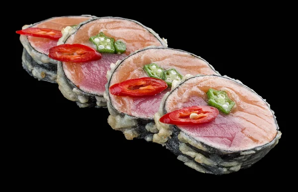 Rotolo di sushi con salmone e tonno su fondo nero — Foto Stock