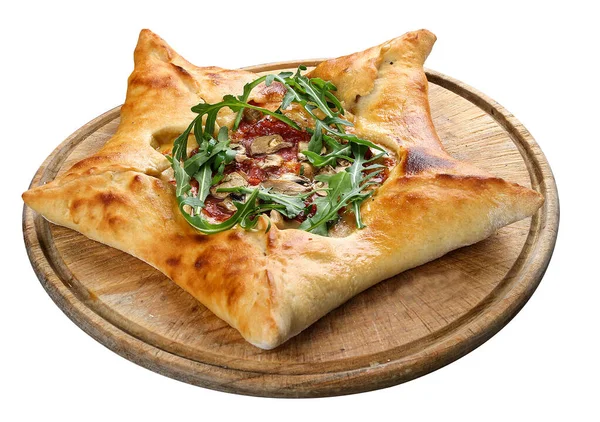 Pizza w kształcie gwiazdy z szynką i rukolą na drewnianej desce. Na białym tle — Zdjęcie stockowe