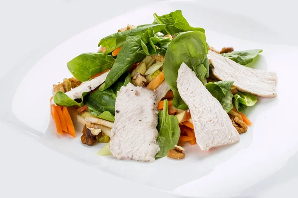 Salade diététique avec poulet bouilli et légumes. Sur fond blanc . — Photo