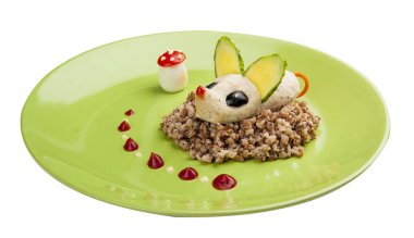 Komik fare - karabuğday lapası üzerine tavuk pirzolası. Çocuklar için yemekler.