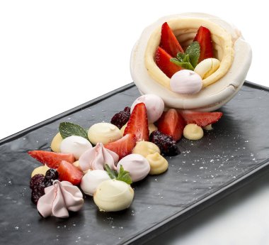 Çilekli tatlı ve kara tahtada krema.